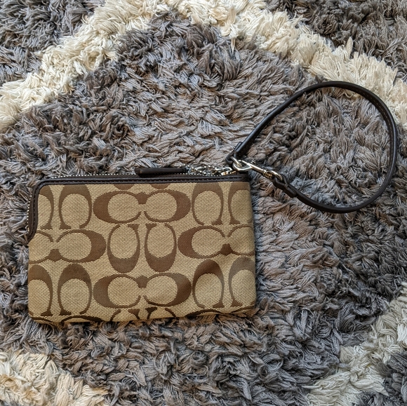 Coach Large Brown Corner Zip Wristlet Signature Canvas With Coach Keychain - Picture 4 of 9